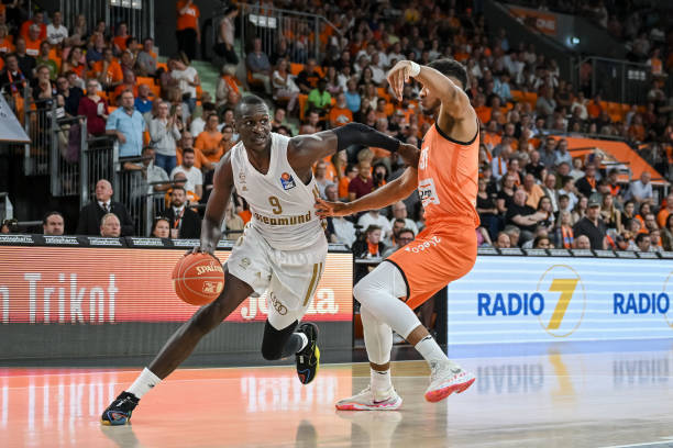 过于防守的 过于防守的